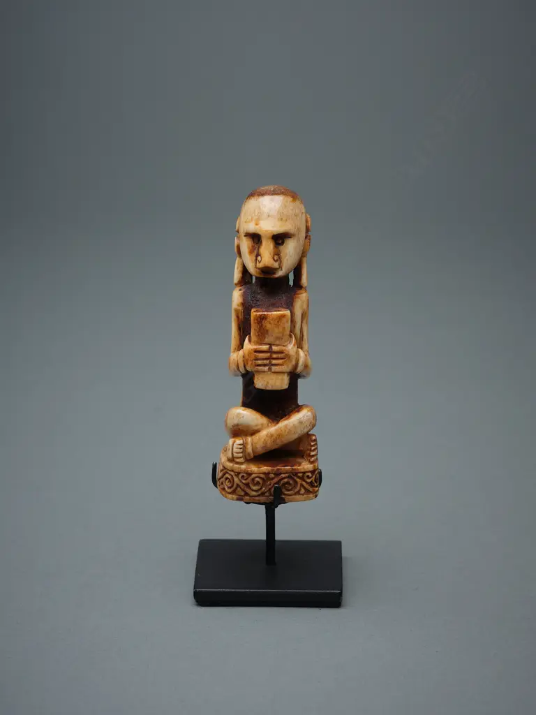 Indonesian bone male figure, Image 1++